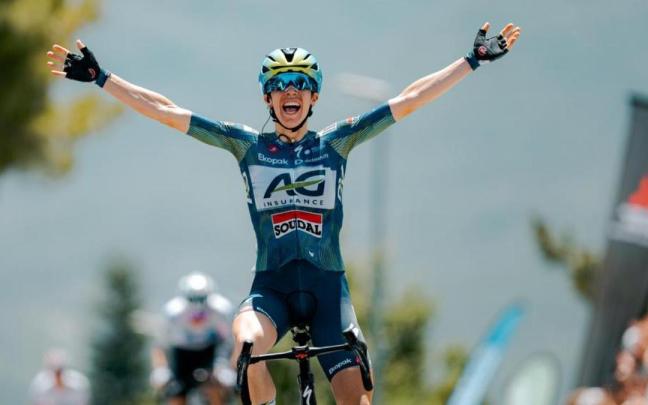Mireia Benito celebra su triunfo en Sabiñánigo.