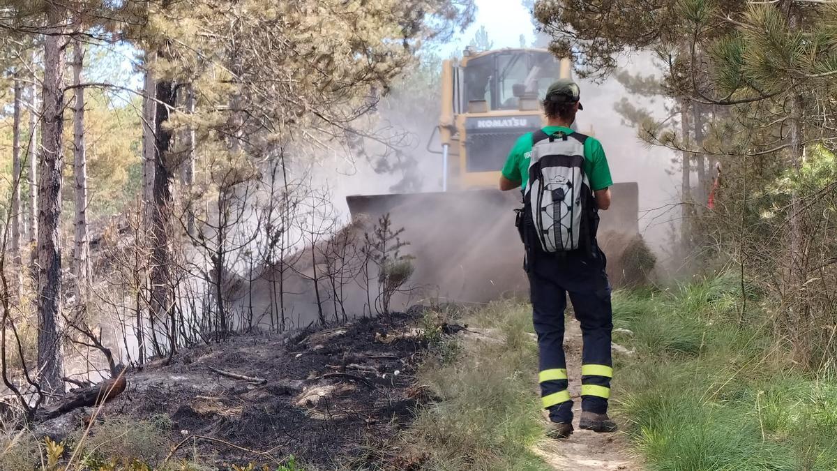 Guarderío de Medio Ambiente realiza un cortafuegos durante las labores de extinción del incendio de Olloki.