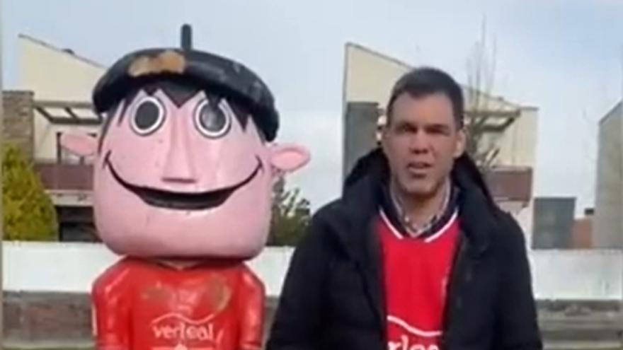 Javier García, junto a Rojillo, en el vídeo.