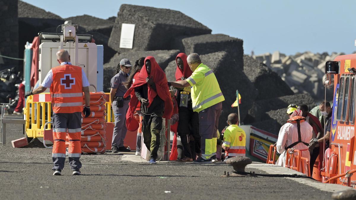 Miembros de Salvamento Marítimo y la Cruz Roja atienden a un grupo de migrantes llegados este domingo a El Hierro.