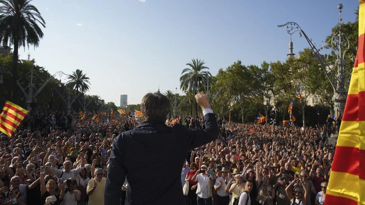 Carles Puigdemont saluda a sus simpatizantes en su fugaz regreso a Catalunya el 8 de agosto de 2024