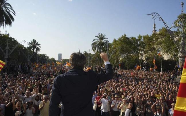 Carles Puigdemont saluda a sus simpatizantes en su fugaz regreso a Catalunya el 8 de agosto de 2024 / EP Carles Puigdemont saluda a sus simpatizantes en su fugaz regreso a Catalunya el 8 de agosto de 2024