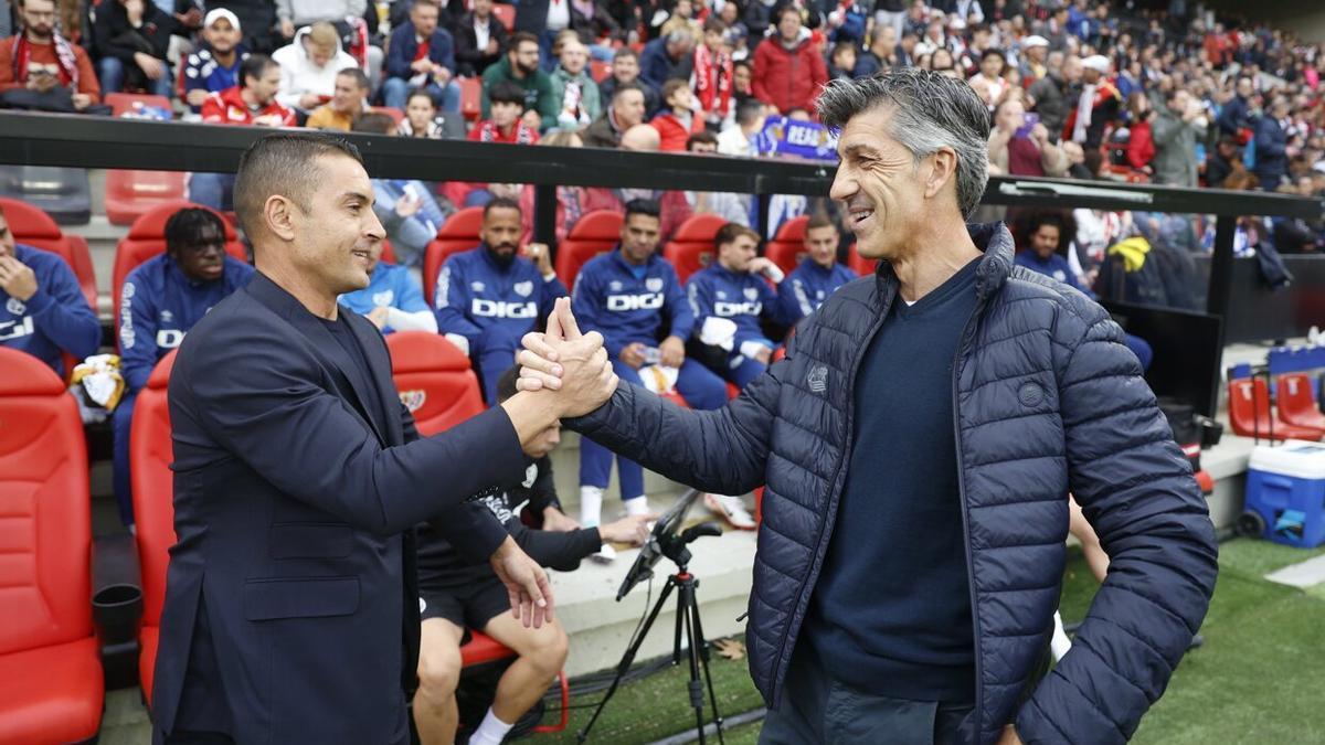 Francisco, técnico del Rayo, e Imanol, entrenador de la Real, se saludan antes del partido en Vallecas. / RODRIGO JIMENEZ