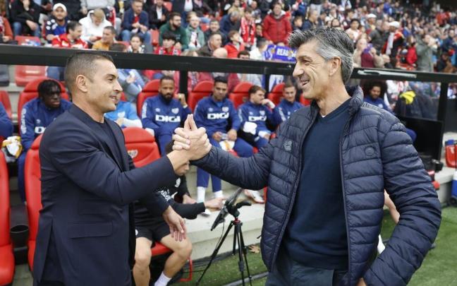 Francisco, técnico del Rayo, e Imanol, entrenador de la Real, se saludan antes del partido en Vallecas. / RODRIGO JIMENEZ