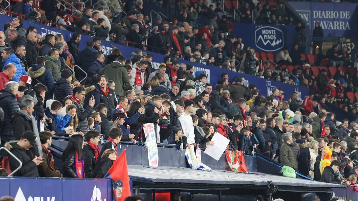 Aficionados de Osasuna en El Sadar en el partido ante el Real Madrid.