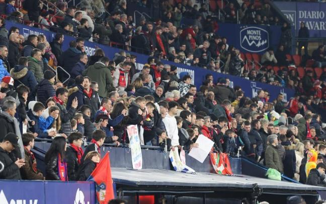 Aficionados de Osasuna en El Sadar en el partido ante el Real Madrid.