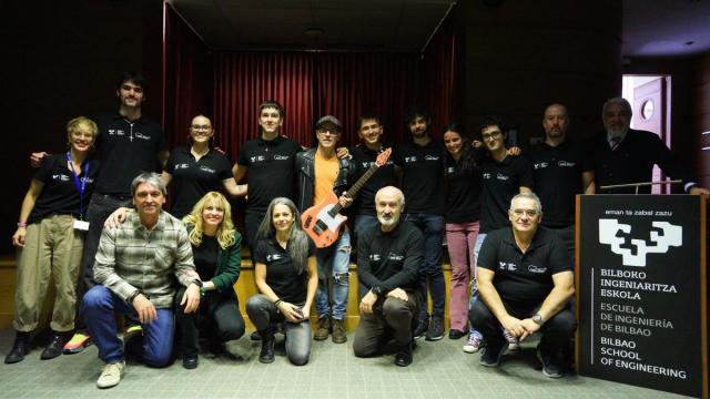 Haimar Arejita con los alumnos que han diseñado y construido la guitarra.