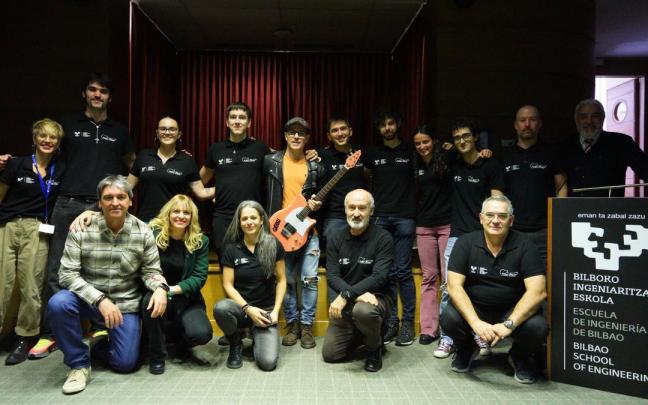 Haimar Arejita con los alumnos que han diseñado y construido la guitarra.