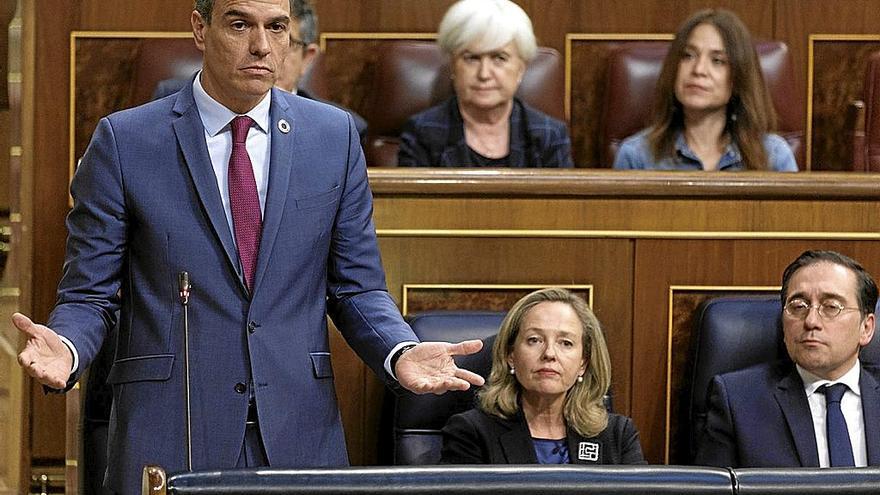 Pedro Sánchez, junto a Nadia Calviño en el Congreso. | FOTO: E.P.