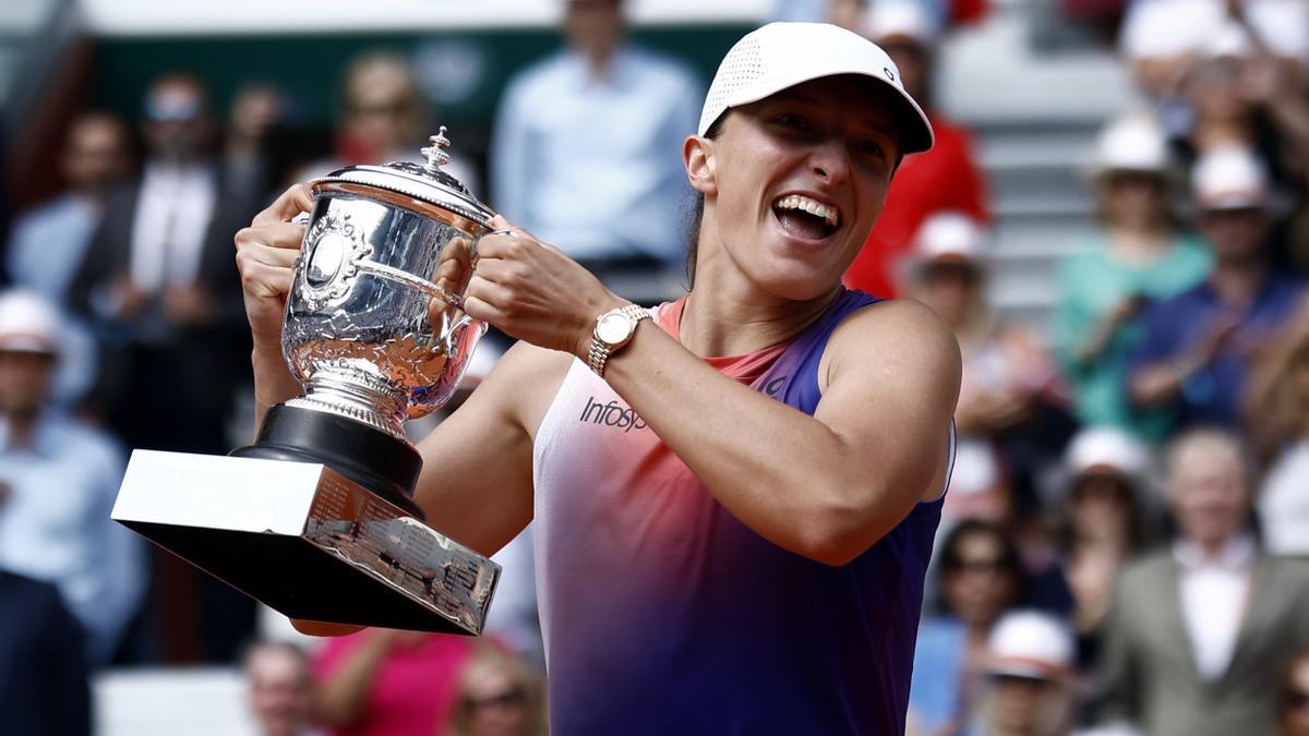 Iga Swiatek celebra su triunfo en la final de Roland Garros.