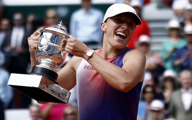 Iga Swiatek celebra su triunfo en la final de Roland Garros.