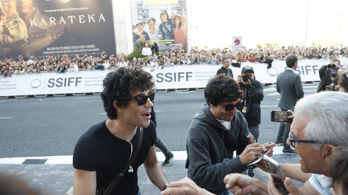 Javier Calvo (i), y Javier Ambrossi (d), 'Los Javis' atienden a sus admiradores durante su participación en la 74 edición del Festival Internacional de Cine de San Sebastián donde presentan su película 'La bola negra'. EFE/Juan Herrero.