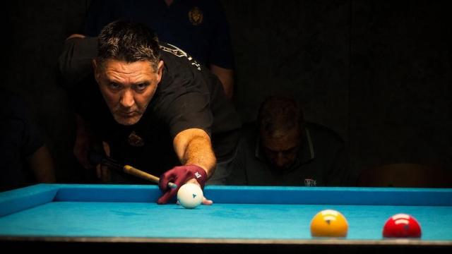 Ricardo Ereña, concentrado antes de golpear la bola con el taco.