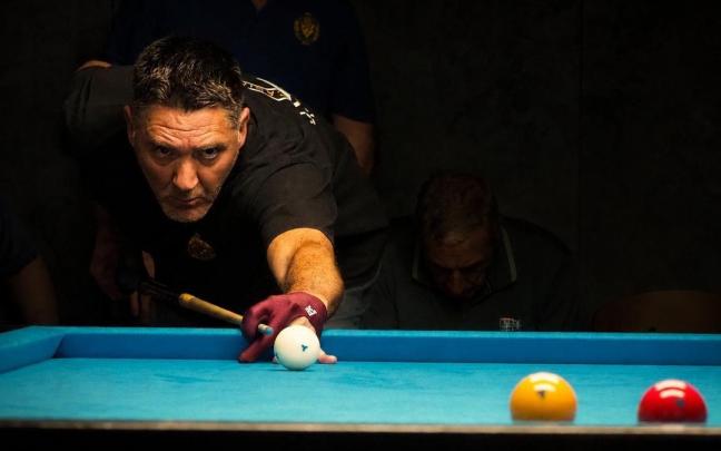 Ricardo Ereña, concentrado antes de golpear la bola con el taco.