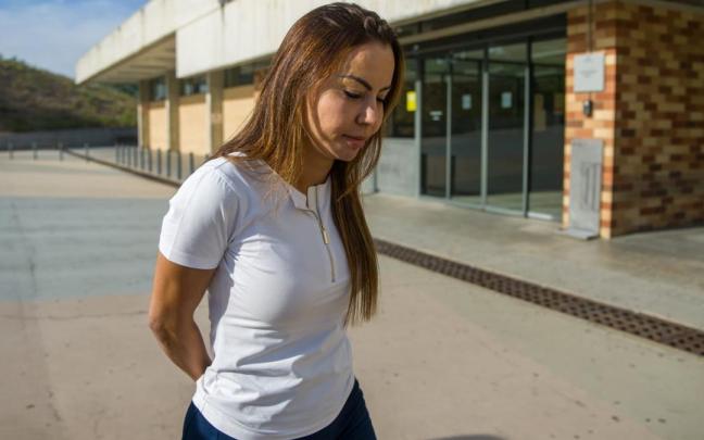 Dinora Santana, exmujer de Dani Alvés, a las puertas del centro penitenciario Dinora Santana, exmujer de Dani Alvés, a las puertas del centro penitenciario