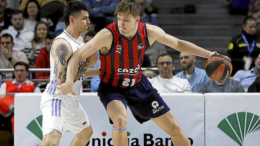 Kotsar postea a Deck en el pasado Real Madrid-Baskonia de Liga ACB en el WiZink Center. | FOTO: ACB PHOTO/V. CARRETERO