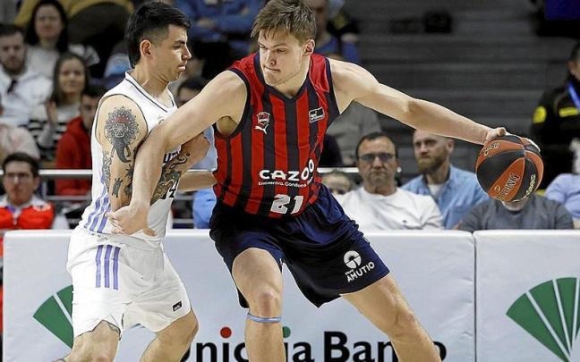 Kotsar postea a Deck en el pasado Real Madrid-Baskonia de Liga ACB en el WiZink Center. | FOTO: ACB PHOTO/V. CARRETERO Kotsar postea a Deck en el pasado Real Madrid-Baskonia de Liga ACB en el WiZink Center. | FOTO: ACB PHOTO/V. CARRETERO