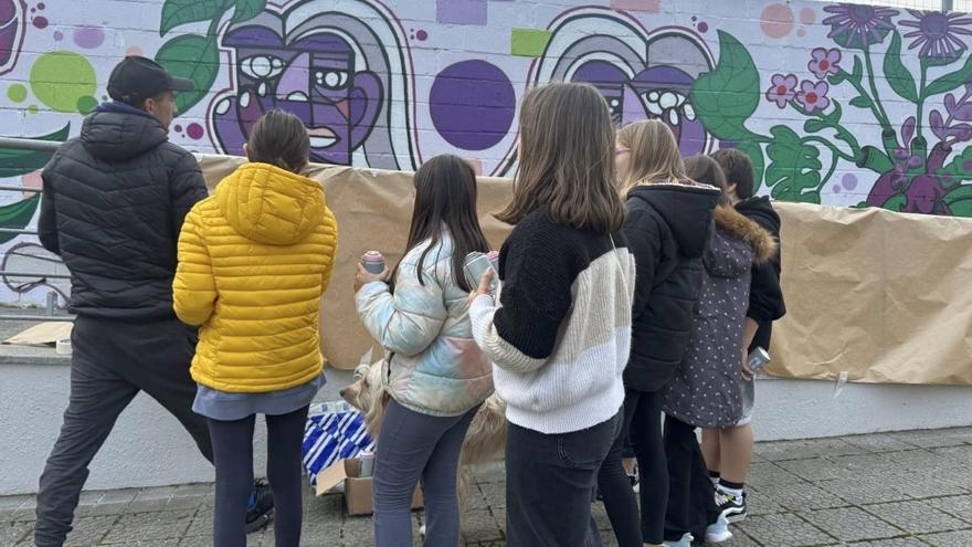 En el pintado del mural han participado alumnos de Lemoa.