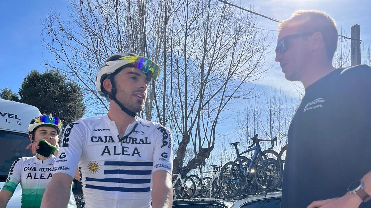 Aritz Bagües charla con uno de los corredores del Caja Rural aficionado.
