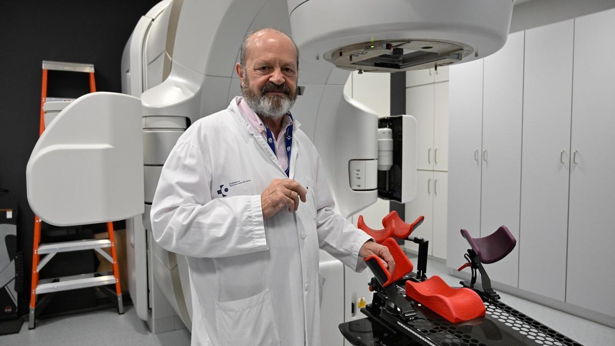 El doctor Javier Fuertes, jefe de servicio de Radioterapia Oncológica en el hospital de Basurto. En el cuadro de la derecha, sanitarias con los monitores que controlan los parámetros correctos para llevar a cabo la radioterapia en inspiraci&#243
