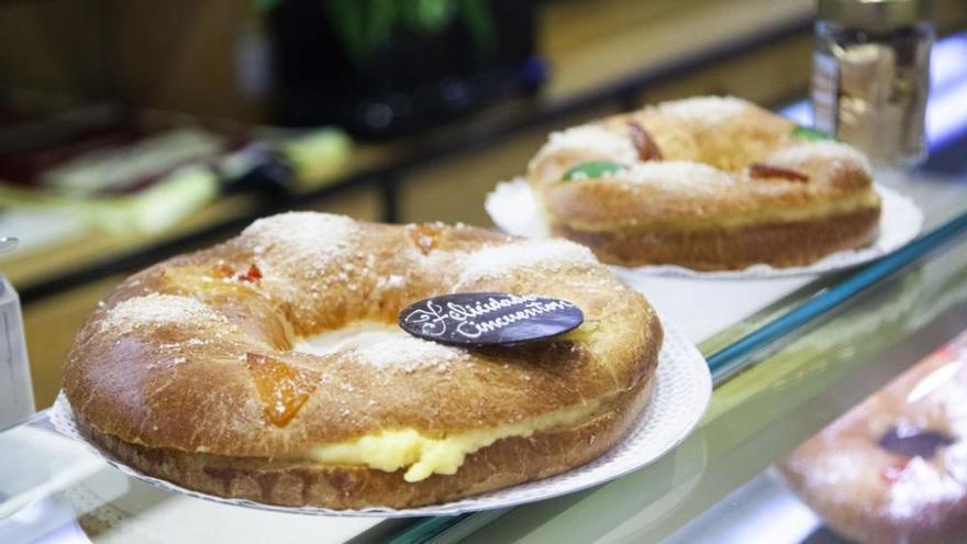 Roscón de Reyes en un mercado navideño.