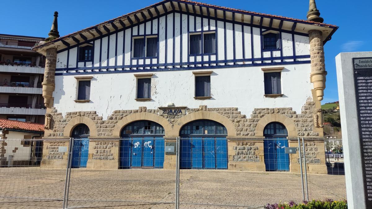 Edificio Moilaberri de Zumaia vallado por las obras.