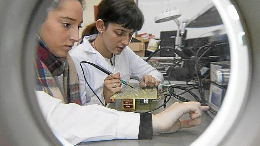 Dos alumnas de FP realizan clases prácticas