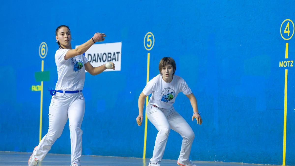 Salsamendi golpea la pelota ante la mirada de Zabaleta en la final del cuatro y medio.