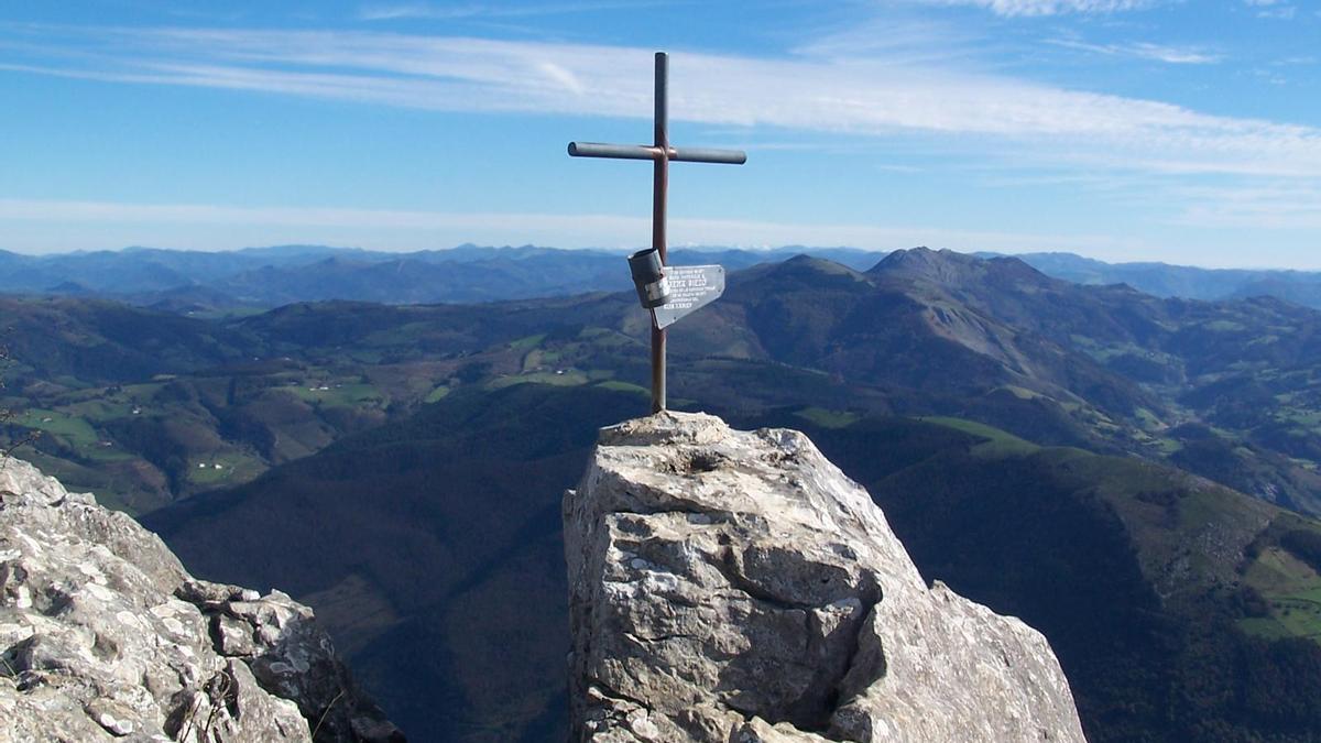 Cima principal de Erlo con Hernio al fondo