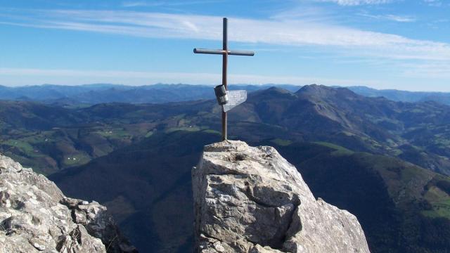 Cima principal de Erlo con Hernio al fondo