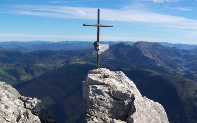 Cima principal de Erlo con Hernio al fondo
