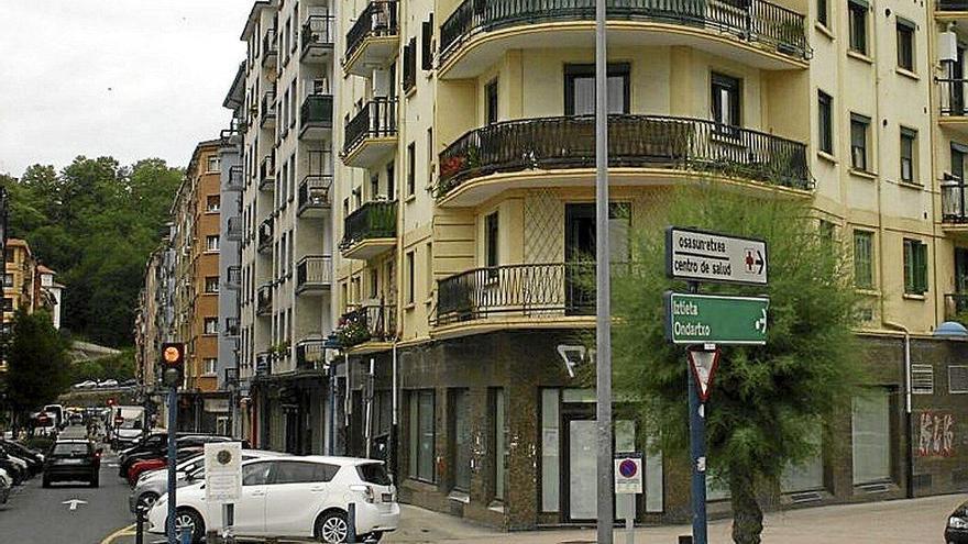 Un local cerrado en el barrio de Iztieta.