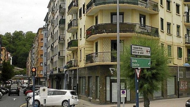 Un local cerrado en el barrio de Iztieta.