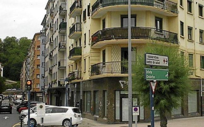 Un local cerrado en el barrio de Iztieta.