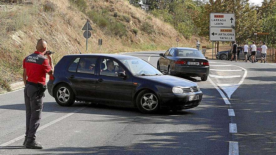 Los coches dan la vuelta en la carretera de Gares a Mendigorria, cortada por la Policía Foral.