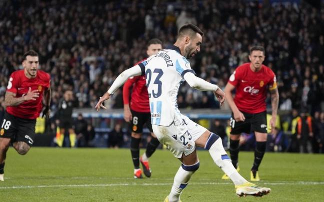 Brais Méndez lanza el penalti pitado a favor de la Real en los últimos minutos del primer tiempo. / RUBEN PLAZA