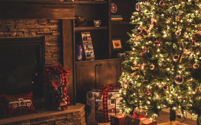Imagen de un árbol de Navidad en un hogar