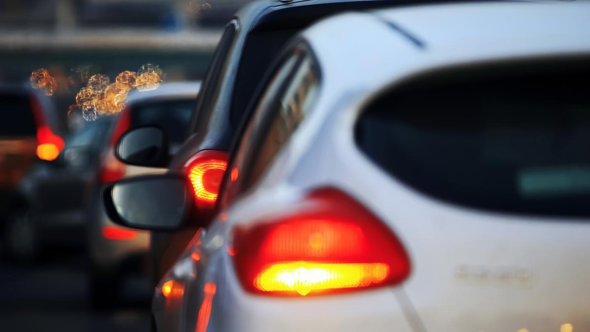Un coche en un atasco con los intermitentes puestos.