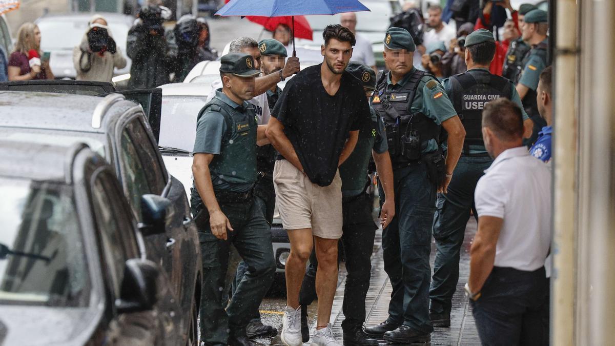 Rafa Mir siendo trasladado por los agentes de la Guardia Civil.