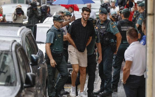 Rafa Mir siendo trasladado por los agentes de la Guardia Civil. / EFE Rafa Mir siendo trasladado por los agentes de la Guardia Civil.