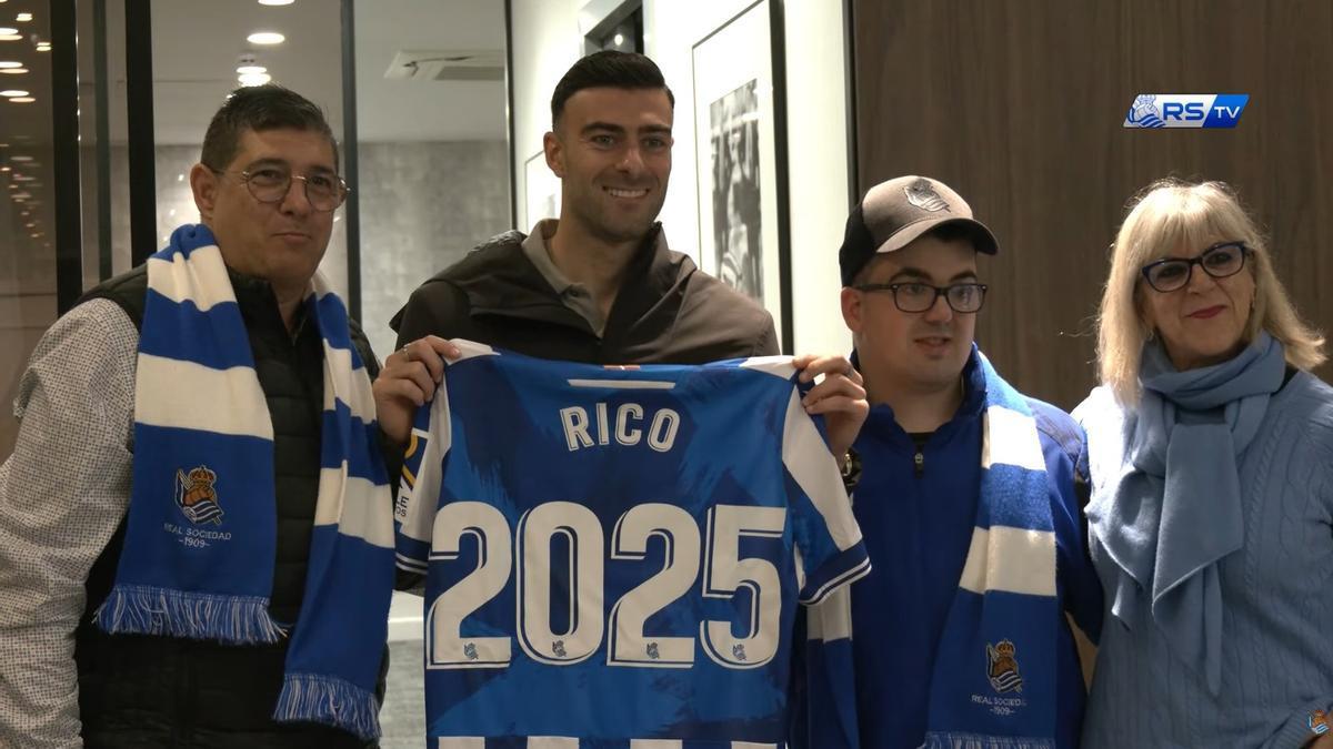 Diego Rica posa con su familia tras firmar su renovación hasta 2025.