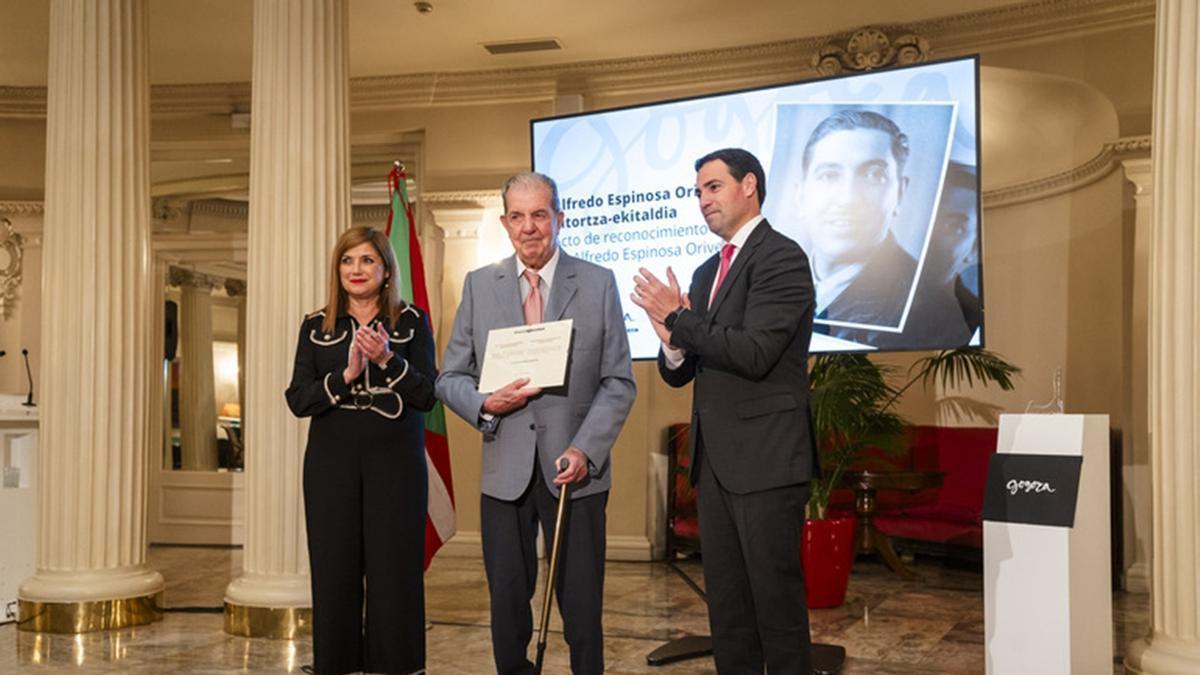 El hijo de Alfredo Espinosa Gómez recibe el reconocimiento de manos de Pradales.