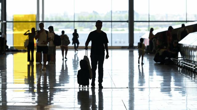 Viajeros en la T4 del aeropuerto de Barajas