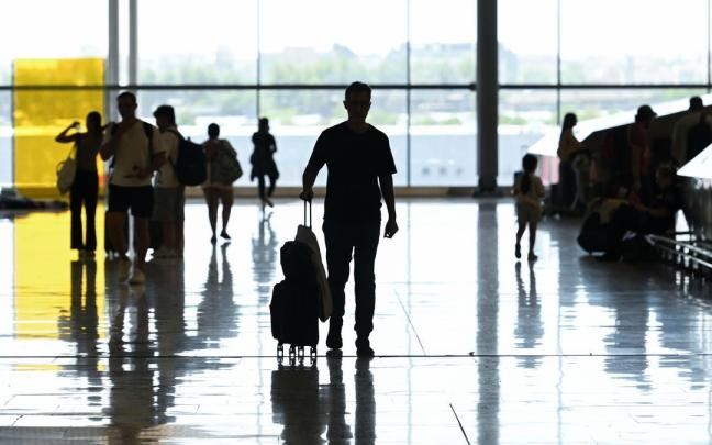 Viajeros en la T4 del aeropuerto de Barajas