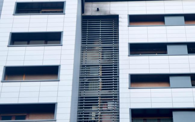 Patio interior del edificio de Errenteria por el que se propagaron las llamas en el incendio de Nochevieja / JAVI COLMENERO