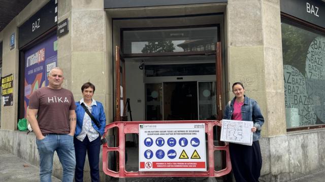 Kepa Urteaga y la responsable del BAZ, Edurne Muxika (segunda) han detallado los pormenores de la obra.