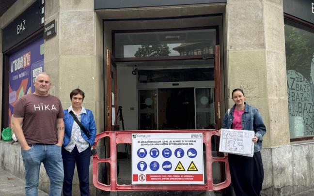 Kepa Urteaga y la responsable del BAZ, Edurne Muxika (segunda) han detallado los pormenores de la obra.