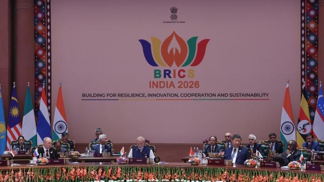 El presidente de Rusia, Vladímir Putin; el primer ministro de la India, Narendra Modi; y el presidente de China, Xi Jinping, asisten a una sesión de acercamiento en la segunda jornada de la 18.ª Cumbre de los BRICS en Nueva Delhi.