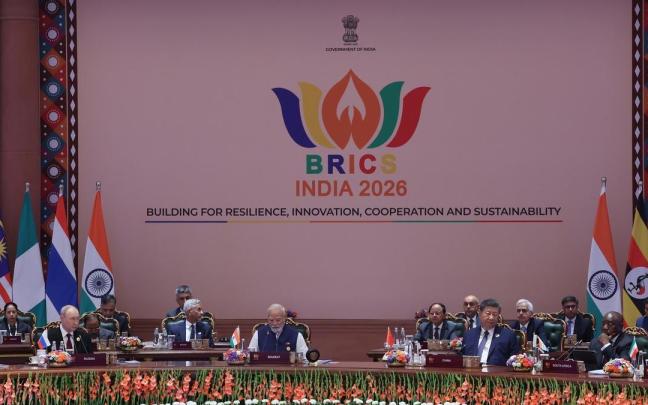 El presidente de Rusia, Vladímir Putin; el primer ministro de la India, Narendra Modi; y el presidente de China, Xi Jinping, asisten a una sesión de acercamiento en la segunda jornada de la 18.ª Cumbre de los BRICS en Nueva Delhi.