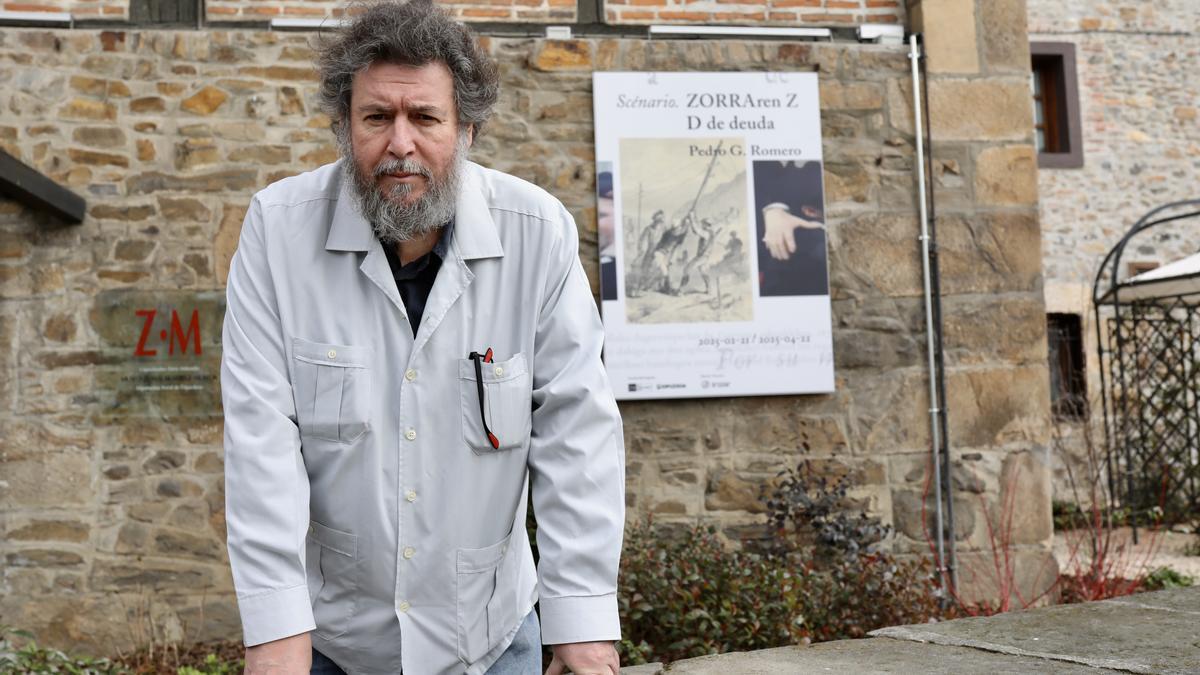 Pedro G. Romero en el exterior del Museo Zumalakarregi.